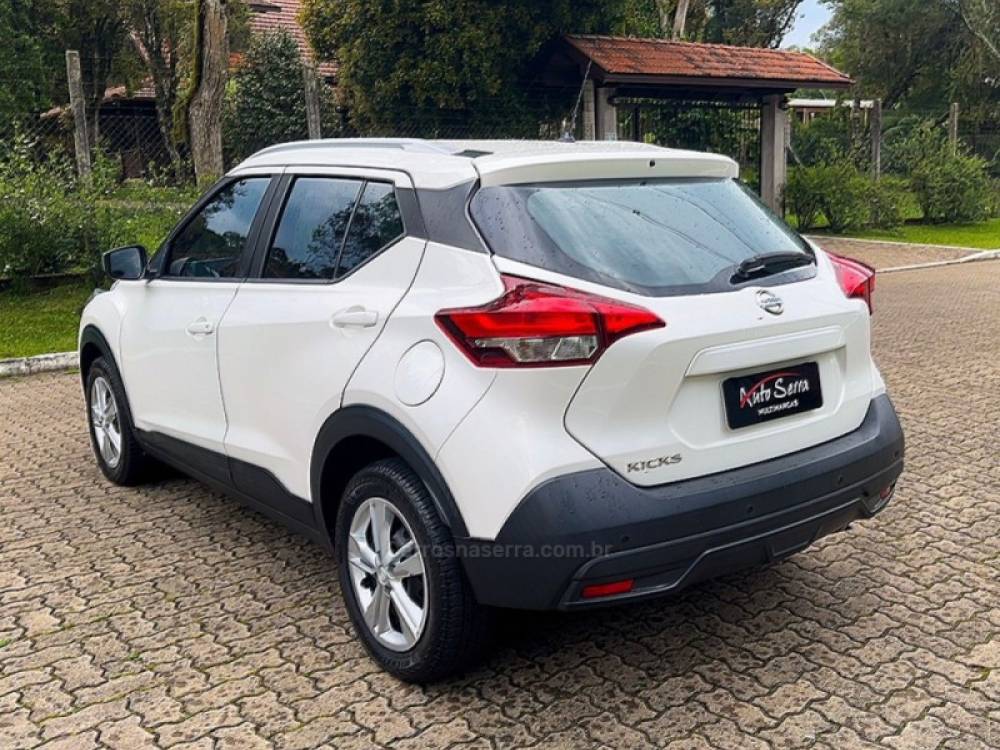 NISSAN - KICKS - 2017/2018 - Branca - Sob Consulta