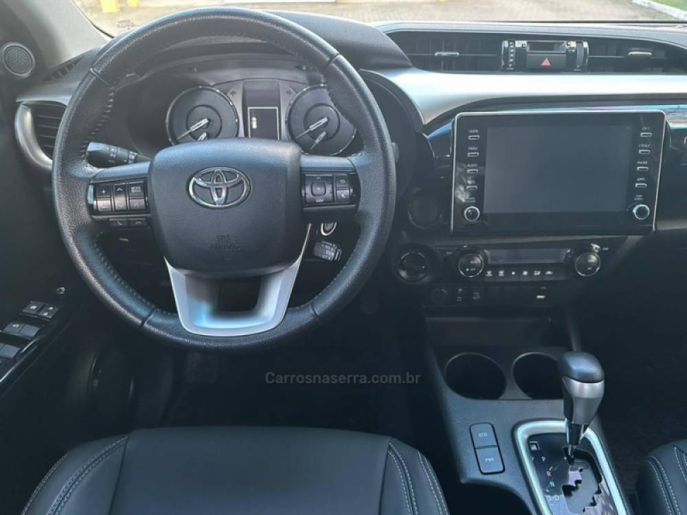 TOYOTA - HILUX - 2022/2022 - Vermelha - Sob Consulta