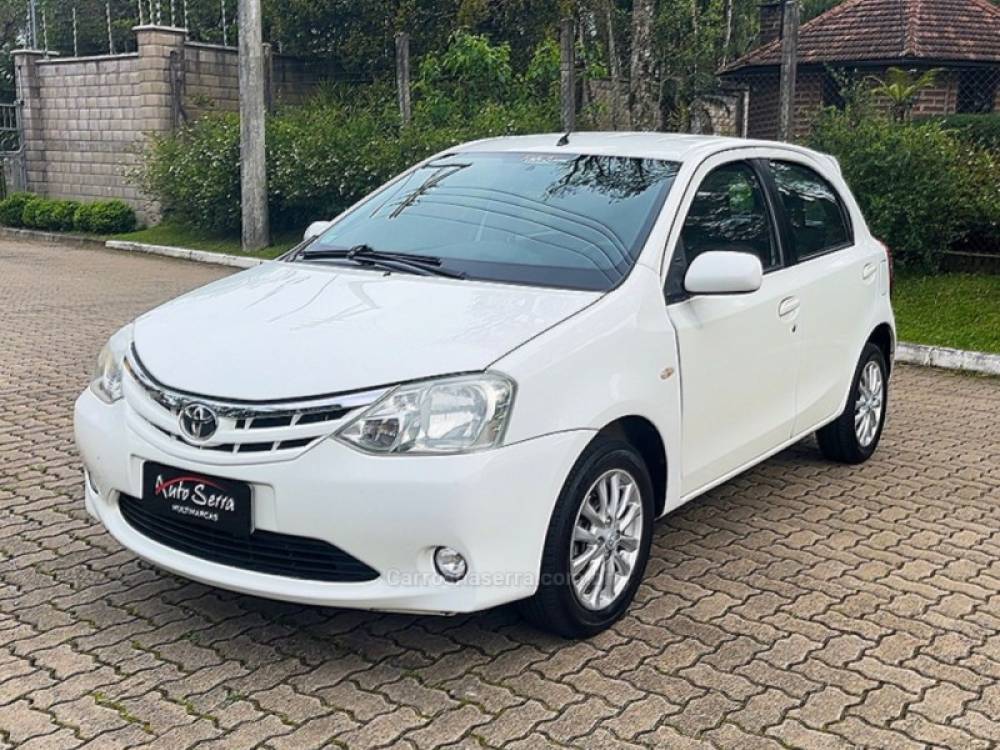 TOYOTA - ETIOS - 2012/2013 - Branca - Sob Consulta