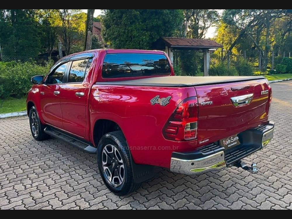 TOYOTA - HILUX - 2022/2022 - Vermelha - Sob Consulta